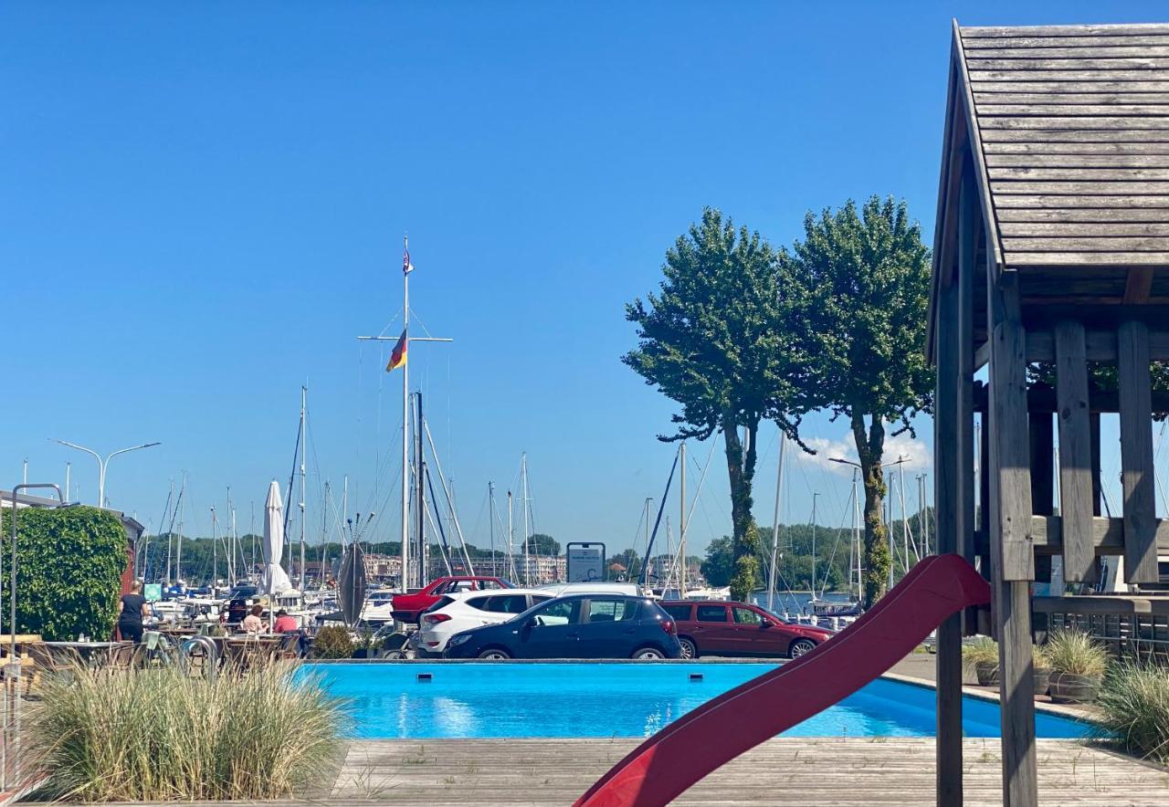 Hausboot Mit Traumlage In Luebeck-Travemuende Hotel Bagian luar foto